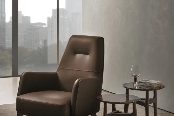 img040_Clipper_High_Armchair_Leather_Wooden_Base